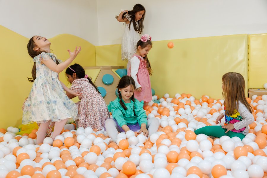 Deca predškolskog uzrasta u prostoru za igru u privatnom vrtiću Mega Kids 2 na Novom Beogradu