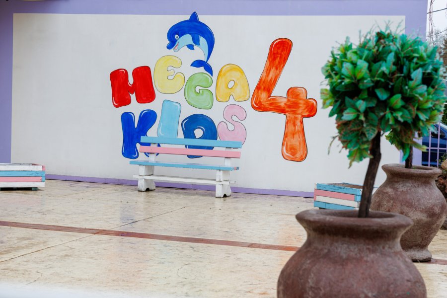 Dvorišni prostor privatnog vrtića Mega Kids 4 na Novom Beogradu sa muralom i mestom za boravak dece