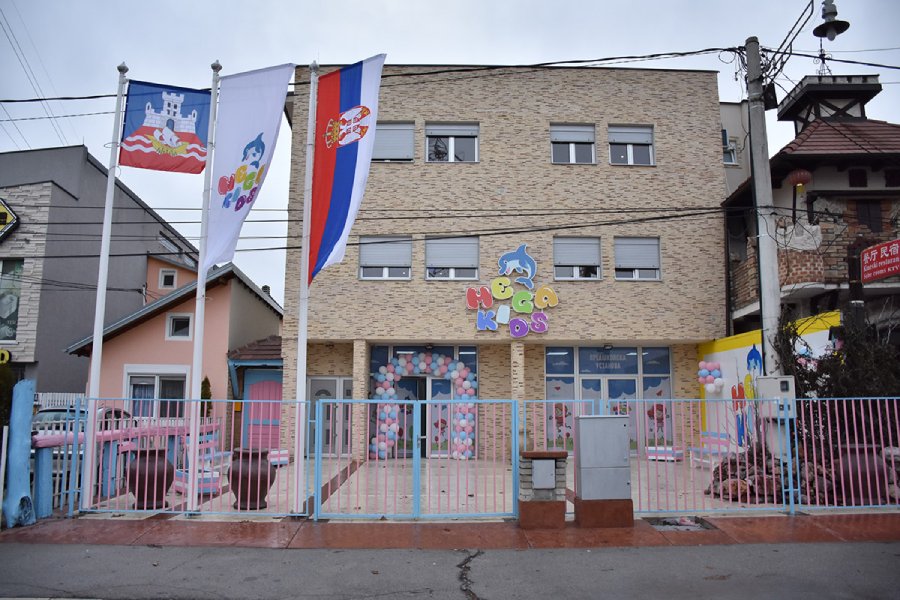Spoljašnji izgled privatnog vrtića Mega Kids 4 na Novom Beogradu u lokalnom okruženju