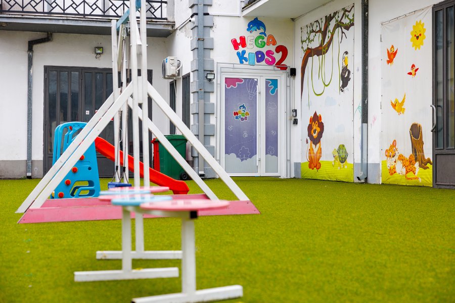 Uređeno dvorište vrtića Mega Kids 2 na Novom Beogradu prilagođeno igri i svakodnevnim aktivnostima dece